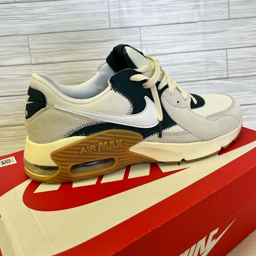*New*Men’s size 10.5 Nike Air max Excee